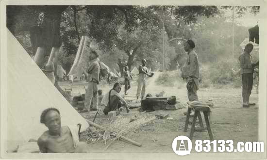 张勋的辫子军在故宫里扎营。