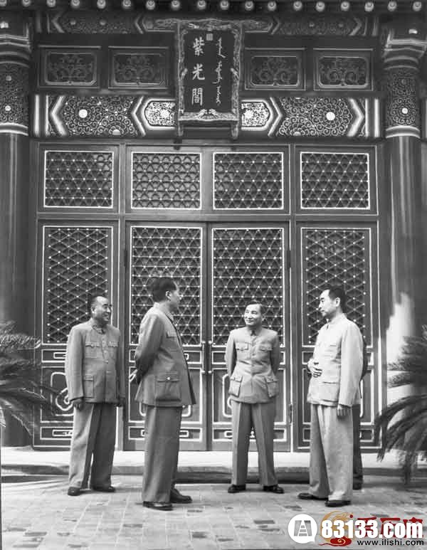 　新中国的领导人 　　1954年，在中南海紫光阁前共商国事的新中国第一代主要领导人毛泽东、朱德、周恩来和陈云。