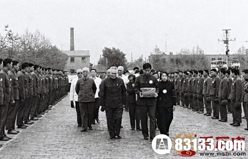 图为1980年5月19日，刘源手捧父亲骨灰和母亲王光美等人在海军首长和省市领导同志的陪同下走向青岛军港。