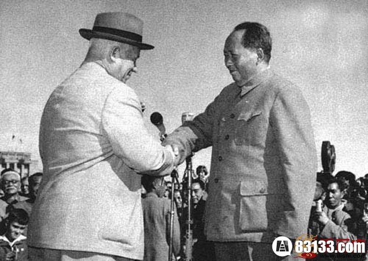 　　毛泽东与赫鲁晓夫握手。