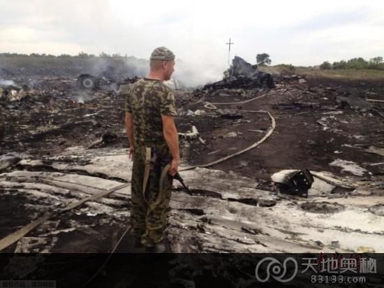 北京时间1：30，MH17的黑匣子在距离俄边境60公里处找到。马来西亚航空公司确认，该公司从阿姆斯特丹飞往吉隆坡的MH17航班失联，并称最后与该客机取得联系的地点在乌克兰上空。乌克兰空管部门随后证实马航MH17航班坠毁。