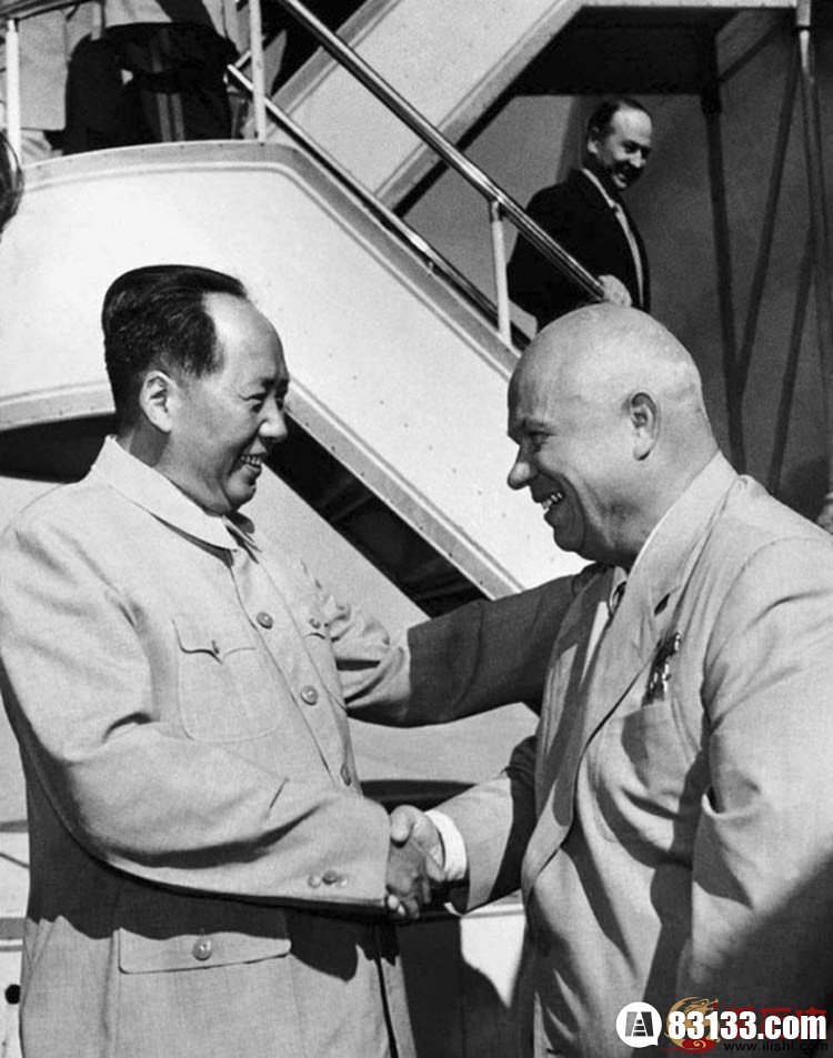 　　1958年7月31日，毛泽东在机场迎接赫鲁晓夫。