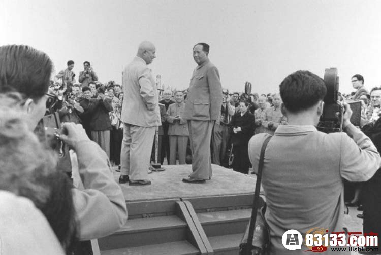 　1959年，毛泽东与赫鲁晓夫在北京机场合影。记者和围观的人群包围着双手插兜的赫鲁晓夫，此时，毛泽东和他相对着站在一个较高的平台上，气氛有些尴尬。