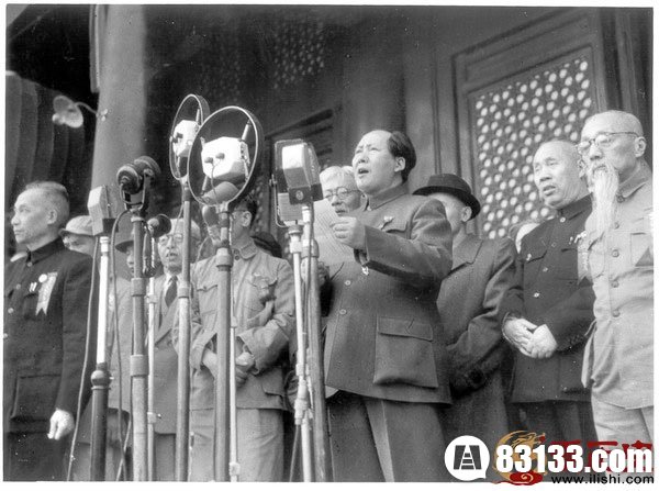 开国大典 　　1949年10月1日下午，毛主席在北京天安门城楼上向全世界庄严宣告：“中华人民共和国中央人民政府今天成立了!” 　　