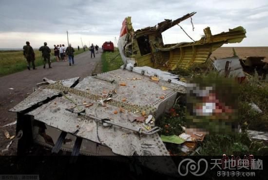 　7月17日，马来西亚一架载有298人的777客机在乌克兰靠近俄罗斯边界坠毁。