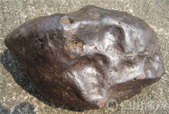 美一农夫刨出一块石头 竟是价值2000多万元的罕见陨石