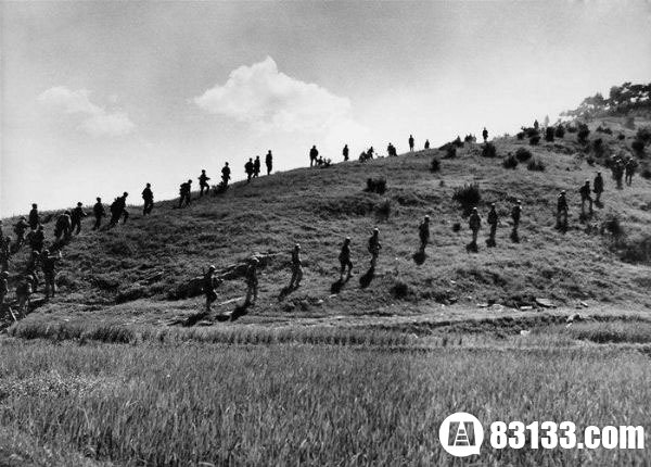 在釜山防御圈上巡逻的美军，仁川登陆前，釜山附近的战斗中美军已经占据上风。