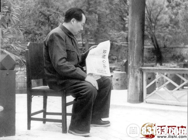 　解放南京 毛泽东在北京(北平)香山阅读了南京解放的捷报。 　　1949年4月20日，国共北平和谈彻底破裂，毛泽东主席和朱德总司令于21日发出了《向全国进军的命令》。4月23日深夜，人民解放军渡过长江，解放了国民党首都南京。毛泽东得知消息后，赋诗：“ 钟山风雨起苍黄，百万雄师过大江。虎踞龙盘今胜昔，天翻地覆慨而慷。宜将剩勇追穷寇，不可沽名学霸王。天若有情天亦老，人间正道是沧桑。”