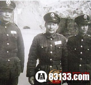 1947年，胡宗南在延安和蒋介石的秘书沈焕昌时的合影，背景是中共边区银行边上的窑洞。