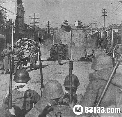 对中华门进行50米迫近攻击的野炮，镜头前世等待进宫的步兵。