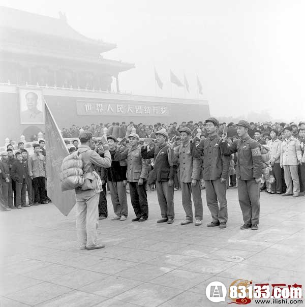 天安门红卫兵 　　1966年10月，从湖北大学长征来到北京的红卫兵在天安门广场上宣誓。他们和全国各地的大中学生一样，放下书本，离开课堂，到各地 “播撒革命火种” 。