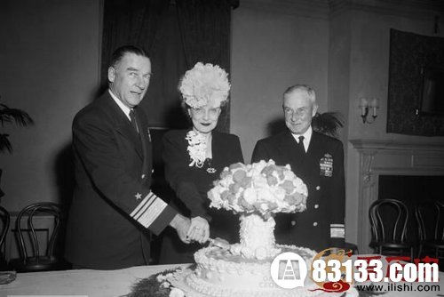 　　原子蛋糕，是由惠普公司副海军上将威廉布兰迪，他的妻子和一个在试验成功举行酒会少将弗兰克Dzh.Louri晋级。
