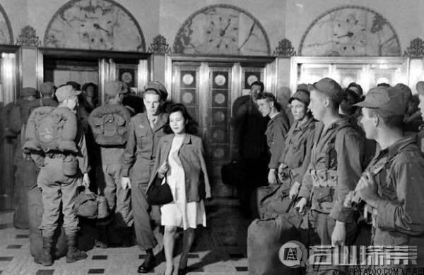 刚刚进驻日本的一群美军士兵