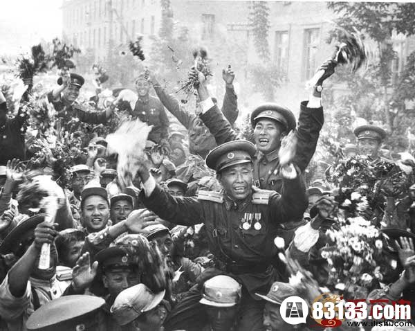 　　抗美援朝，保家卫国 　　1958年9月，朝鲜咸兴北道沙里院大街的人民欢送中国人民志愿军归国。1950年10月至1953年7月，中国政府应朝鲜民主主义人民共和国的请求， “抗美援朝，保家卫国”，派出志愿军赴朝参加的战争，粉碎以美国为首的“联合国军”对北朝鲜的侵犯。