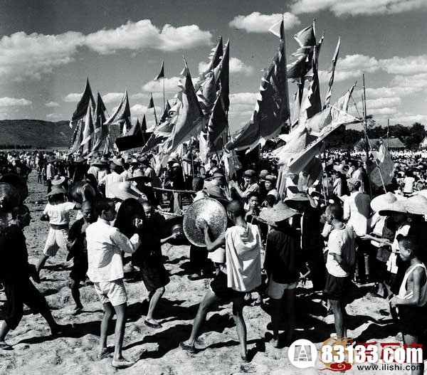 　　人民公社成立 　　1958年，河南的农民敲锣打鼓集会，庆祝中国的第一个人民公社在成立。人民公社是计划经济时代中国农村最重要的基层政权和生产组织，存在于1958-1984。