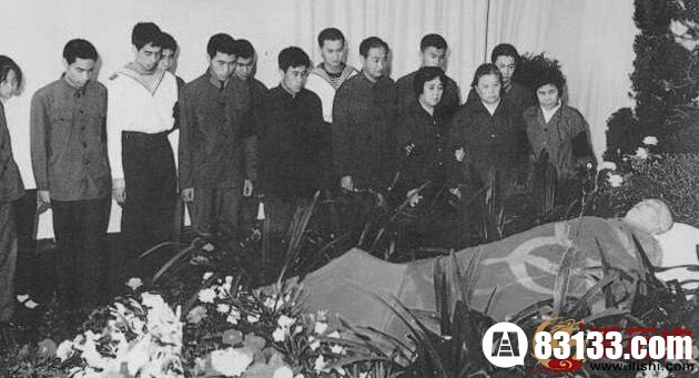 送灵那天，从北京医院出口到八宝山的马路两侧，挤满了戴黑纱白花的群众。朱德的骨灰被安放在八宝山革命公墓礼堂一室，骨灰盒编号101。图为1976年7月11日朱德追悼会在人民大会堂举行。