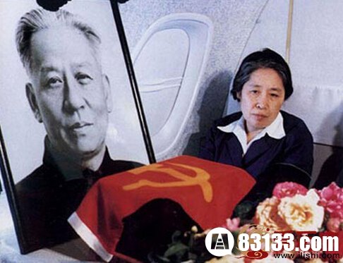 王光美在河南郑州迎接刘少奇骨灰回京的专机上。