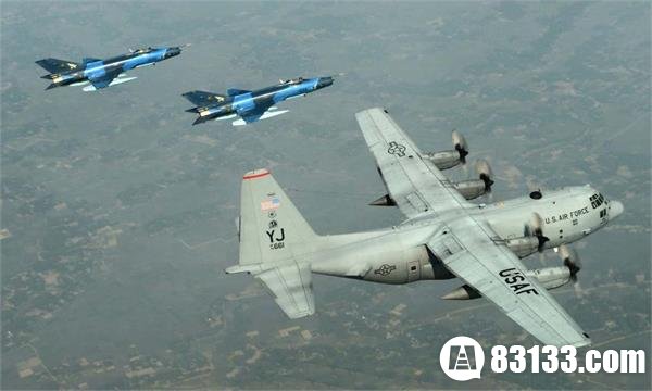 解放军歼-7BG战机竟为美军“护航” 伴飞C-130运输机