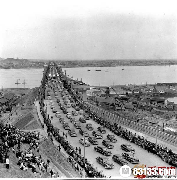 　　第一座长江大桥 　　1957年10月15日，武汉长江大桥建成通车。这是中国建成的第一座长江大桥，截止到2009年，中国已经建有横跨长江大桥近百座，中国也成为世界造桥大国。