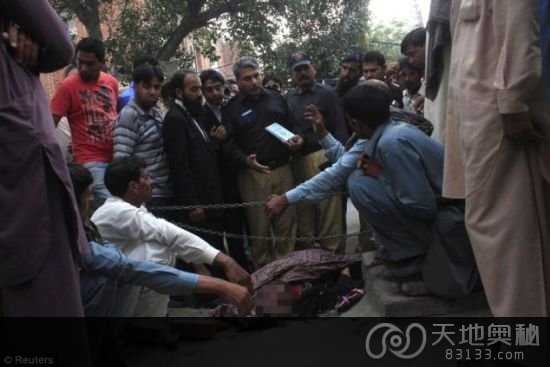 巴基斯坦拉合尔一名女性拒绝包办婚姻后被近20名亲属用石头砸死。（路透社）
