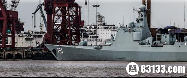 中国万吨级海警船罕见现身 解放军052C驱逐舰“护驾”