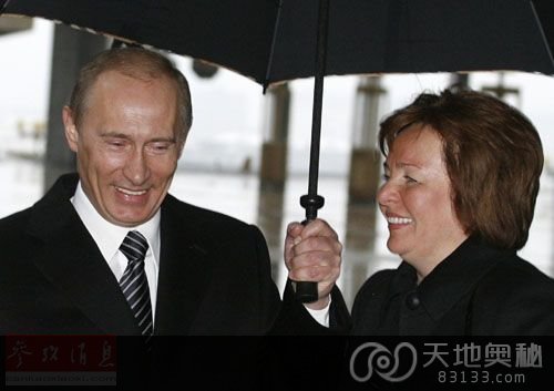 　　这是2008年3月2日在俄罗斯莫斯科拍摄的普京和柳德米拉的资料照片。新华社/路透 