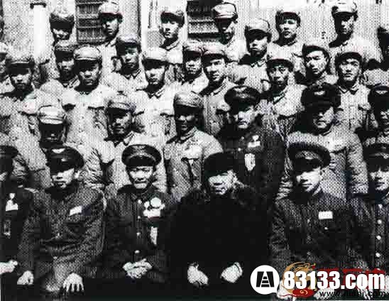 1955年3月总参谋长粟裕大将（前排右二）陪同朱德（前排右三）副主席接见空军首届英模代表大会代表