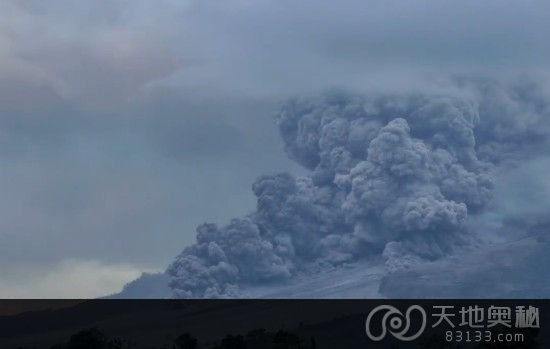 网上流传一段火山爆发时拍下的影片，可见爆发时产生了小型龙卷风，且慢慢向山下移动。