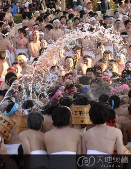 　　日本9000名男子参加“裸祭”（网页截图）