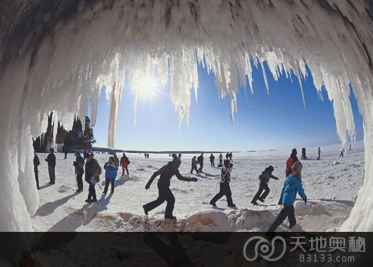 图为游客前往参观苏必利尔湖上的冰洞。