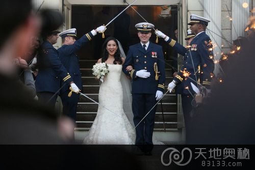 关颖珊和克雷・佩尔参加婚礼。（美国中文网援引美联社资料图）