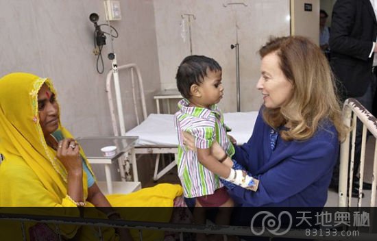 法前第一女友瓦莱丽・特里埃维勒在孟买探访儿童医院