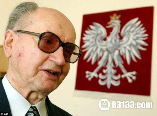 90岁的波兰前总统沃依切赫•雅鲁泽尔斯基(Wojciech Jaruzelski)