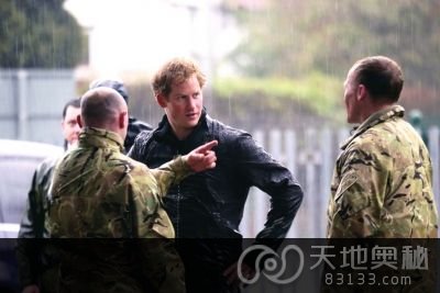 14日，英国达切特，威廉王子与救灾人员一起在洪水灾区进行援助。图/东方IC