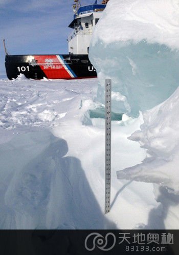 由于冰冻天气，苏必利尔湖中这个平时只能乘船抵达的冰穴，在5年内首次步行可达。