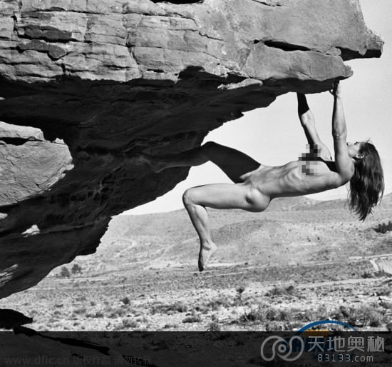美国加州，裸女尝试悬挂于岩石下裸体攀岩运动在美国兴起