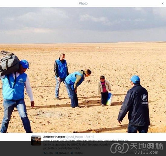 联合国代表哈勃等人遇到这名男孩后，给他拍下了这张照片，记录下了这名4岁孩童独自一人面对沙漠且孤立无援的状态。