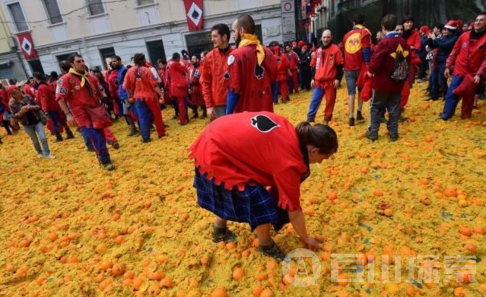 意大利举办橙子大战 男子被砸出鼻血
