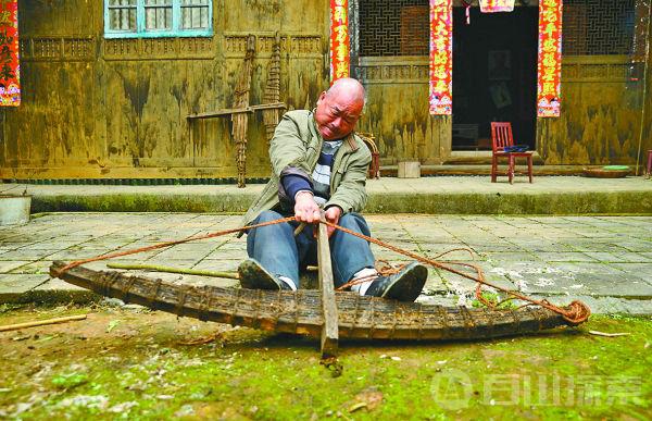 农民家藏百年打虎巨弩 重约8斤射程达500米