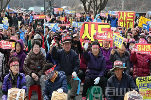 韩民众拒绝萨德开挖掘机冲向部署地