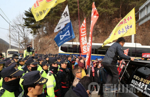 韩民众拒绝萨德开挖掘机冲向部署地