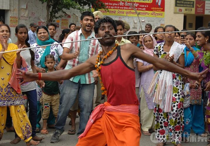 奇怪的拜神方式：印度教信徒铁棍穿脸向神祈福