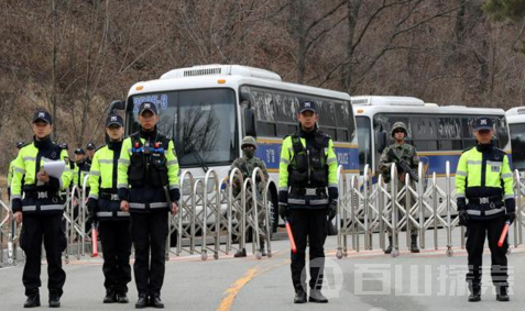 韩民众拒绝萨德开挖掘机冲向部署地