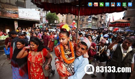 尼泊尔活女神在街上游行