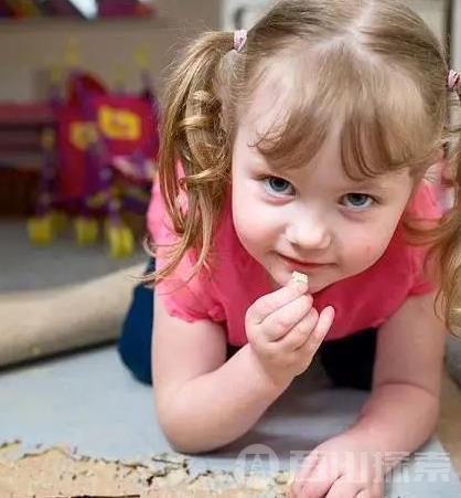 英国4岁女孩患异食癖 最爱吃地毯