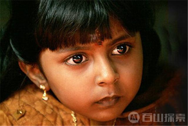 印度4岁女孩转世后探望婆家！