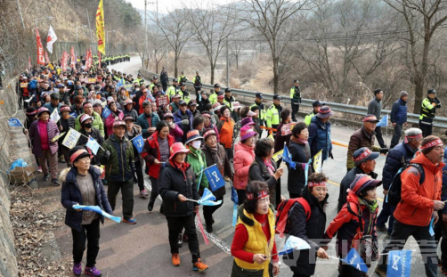 韩民众拒绝萨德开挖掘机冲向部署地