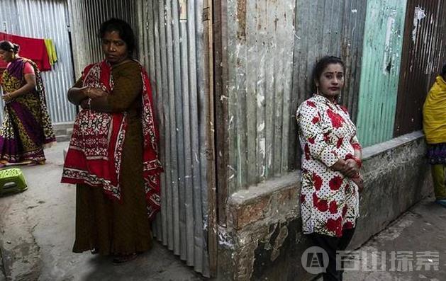 孟加拉红灯区已存在200年 女人抱着孩子工作
