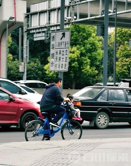 共享单车花式载人 骑出新高度