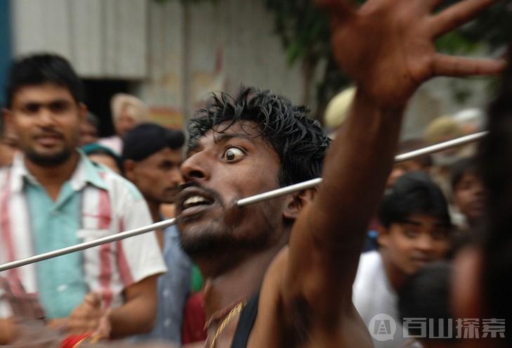 奇怪的拜神方式：印度教信徒铁棍穿脸向神祈福